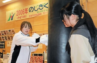 国際大会メダリストの岡山さくら（左）の練習を補助する柏木颯奏さん。技術などを間近に吸収する機会だ＝２０２４年１２月２８日、西宮市の西宮香風高