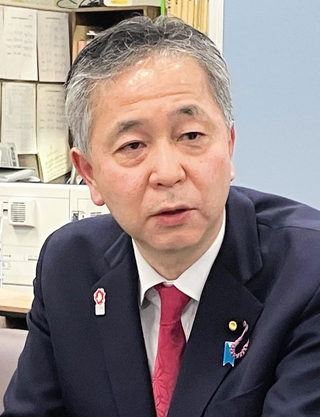 兵庫県議会の百条委員会委員を務めた岸口実県議と増山誠県議を巡る情報漏えい問題について、記者の質問に答える兵庫維新の会の金子道仁代表＝20日午後、県庁