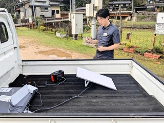 スターリンクの通信速度を調べる香美町職員＝同町内（町提供）