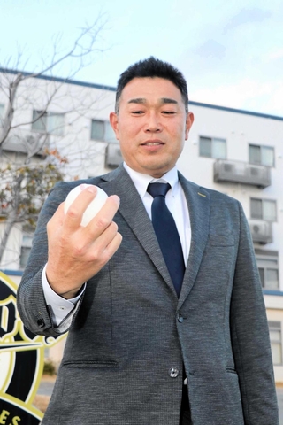 現在はオリックスの２軍投手コーチを務める平井正史さん。選手寮の前でリーグ優勝への軌跡を思い起こす＝大阪市