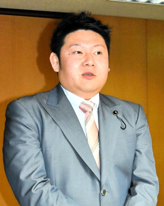 立花孝志氏と連絡を取った経緯を説明する白井孝明兵庫県議＝２１日午後１時ごろ、兵庫県議会