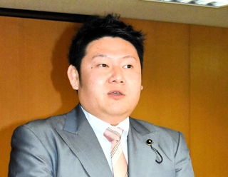 立花孝志氏と連絡を取った経緯を説明する白井孝明兵庫県議＝２１日午後１時ごろ、兵庫県議会