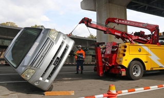 横転した車両をレッカー車で撤去した訓練＝芦屋市陽光町
