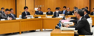 副委員長の選任について意見を交わす百条委員会のメンバー＝２１日午後、兵庫県議会