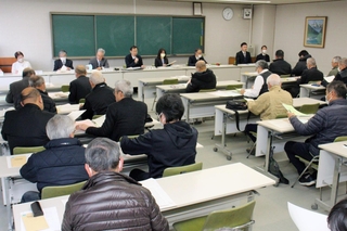 町選挙管理委員会の担当者から説明を受ける陣営関係者ら＝福崎町役場