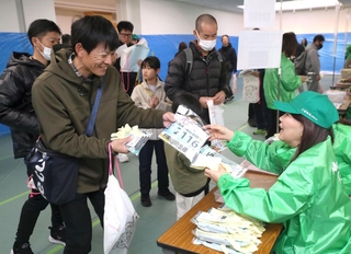 号砲を前にゼッケンを受け取るランナーら＝２２日午前、姫路市本町、イーグレひめじ