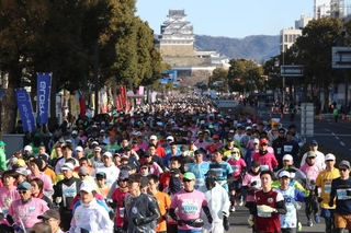 姫路城をバックに、ランナーが一斉にスタートした＝２３日午前、姫路市の大手前通り（撮影・辰巳直之）