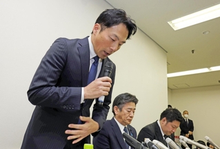 情報提供していたことについて頭を下げる増山誠県議（手前）ら＝２３日午後、神戸市中央区（撮影・笠原次郎）