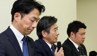 会見する岸口実県議（中）ら＝２３日午後、神戸市中央区