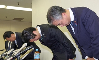謝罪する岩谷良平日本維新の会幹事長（中）と金子道仁兵庫維新の会代表（右）ら＝２３日夜、神戸市中央区（撮影・笠原次郎）