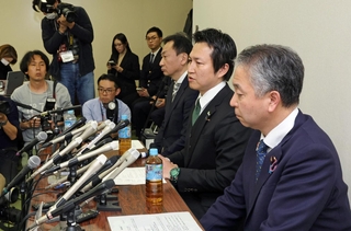 会見する日本維新の会の岩谷良平幹事長（右から２人目）、金子道仁・兵庫維新の会代表（右端）ら＝２３日夜、神戸市中央区（撮影・笠原次郎）