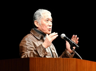 講演する思想家の内田樹さん＝神戸市中央区楠町４、神戸文化ホール