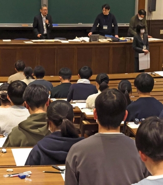 会場で試験開始を待つ受験生たち＝２５日午前、神戸市灘区六甲台町、神戸大学（撮影・笠原次郎）