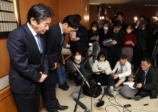処分を受けた会見で頭を下げる岸口実県議（左端）と増山誠県議（左から２人目）＝２６日午後、神戸市中央区、兵庫県庁（撮影・笠原次郎）