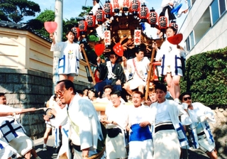 阪神・淡路大震災後の１９９５年５月に神戸市東灘区内を巡行した北畑地区のだんじり（谷幸隆さん提供）