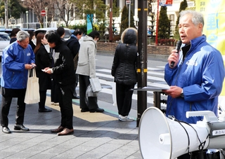 賃金引き上げなどを訴える連合兵庫の那須健会長（右）＝神戸市中央区元町通１
