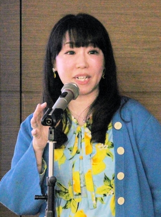 声が出る仕組みについて語る声優の宇和川恵美さん＝東京・丸の内の甲南大ネットワークキャンパス東京