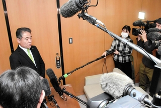 報道陣の取材に答える兵庫県議会維新の会の門隆志幹事長＝２月２８日午後、神戸市中央区、兵庫県庁