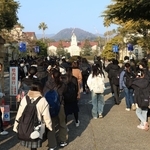 試験会場へと入っていく受験生ら＝１日午前８時４１分、西宮市上ケ原一番町、関西学院大学西宮上ケ原キャンパス