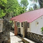 改修後　大石輝一さんのアトリエを改修した母屋。外観や石垣が南仏を感じさせる＝三田市中内神