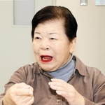阪神・淡路大震災の経験を手話で伝える山村妙子さん＝神戸市灘区岩屋北町６
