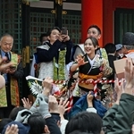 笑顔で豆をまく平祐奈さん（中央）ら＝２日午後、神戸市中央区下山手通１、生田神社（撮影・風斗雅博）