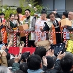 笑顔で豆をまく平祐奈さん（左から３人目）ら＝２日午後、神戸市中央区下山手通１、生田神社（撮影・風斗雅博）