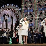 阪神・淡路大震災の犠牲者を悼み、神戸ルミナリエの消灯式で敬礼する警備員ら＝２日夜、神戸市中央区の東遊園地（撮影・風斗雅博）