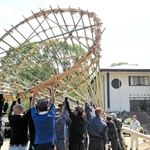 お盆の伝統行事「火揚げ」の準備をする住民ら＝２０２４年８月、姫路市勝原区朝日谷