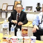 震災当時の経験を振り返るブルボンの吉田康社長（左）と宝島哲央さん＝新潟県柏崎市（同社提供）
