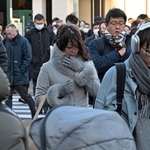 防寒具に身を包み通勤する人たち＝４日午前、神戸市中央区のＪＲ元町駅前（撮影・斎藤雅志）