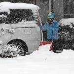 車の屋根にも雪が積もった＝４日午前、兵庫県香美町（撮影・長谷部崇）