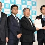 県政改革調査特別委員会の報告書を斎藤元彦兵庫県知事（右端）に手渡す浜田知昭議長（右から２人目）ら＝県庁