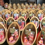 竹筒の中でめおとびなが寄り添う「かぐやびな」＝兵庫県上郡町高田台６