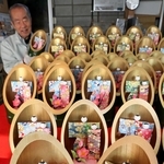 竹筒の中で夫婦びなが寄り添う「かぐやびな」＝兵庫県上郡町高田台６