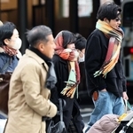肩をすぼめて底冷えの市街地を歩く人たち。ＪＲ三ノ宮駅周辺でも時折、小雪が舞った＝６日午後、神戸市中央区（撮影・小林良多）