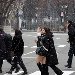 寒気の影響で雪が舞った神戸市街地＝６日午後、神戸市中央区（撮影・中西幸大）