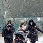 雪が舞う中、寒そうに歩く人たち＝６日午後、神戸市中央区（撮影・中西幸大）
