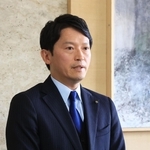 兵庫県知事選を巡り、ＰＲ会社の関係先が県警に捜索されたことを受け、報道陣の取材に応じる斎藤元彦知事＝７日午後、県庁