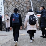 試験会場に入る受験生ら＝１０日午前、神戸市中央区諏訪山町、神戸山手女子高校