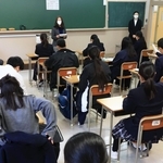 試験開始を待つ受験生ら＝１０日午前、神戸市中央区諏訪山町、神戸山手女子高