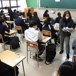 問題用紙が配布される中、試験開始を待つ受験生ら＝１０日午前、神戸市中央区諏訪山町、神戸山手女子高