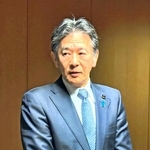 報道陣の取材に応じる兵庫県議会「維新の会」会派の岸口実県議＝10日午後、県庁