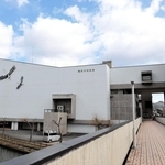 現在の豊岡市民会館。入札不調で新たな文化会館の整備が進まず、市民会館の大規模改修で代替する方針に切り替えた＝豊岡市立野町