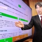 求人サイトの採用ページを説明する神戸市医師会の堀本仁士会長＝神戸市中央区橘通４