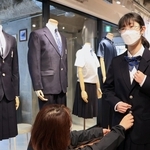 神戸モデル標準服の採寸をする児童。供給不足で、入手困難な状況になっている＝神戸市中央区磯上通４、カンコーショップ神戸（撮影・鈴木雅之）