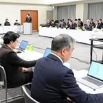 兵庫県の県政改革方針の変更案や新年度予算案について、外部委員に説明する斎藤元彦知事＝神戸市中央区下山手通４、兵庫県農業共済会館