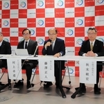 医学系研究科の設置方針を発表する神戸大の藤澤正人学長（右から３人目）ら＝１２日午後、神戸市灘区六甲台町