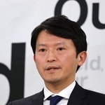 定例会見で記者の質問に答える兵庫県の斎藤元彦知事＝１３日午後、神戸市中央区、兵庫県庁（撮影・小林良多）