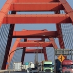 特徴的な２連アーチが目を引く灘大橋＝神戸市東灘区御影塚町１